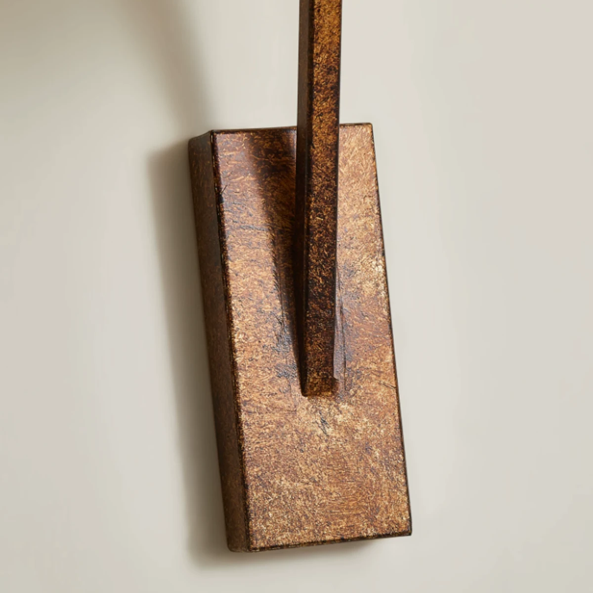 Wall plate and angled arm detail
