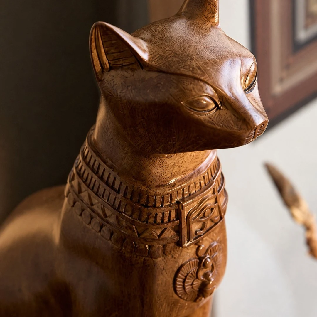 Close-up of the cat head profile and carved collar