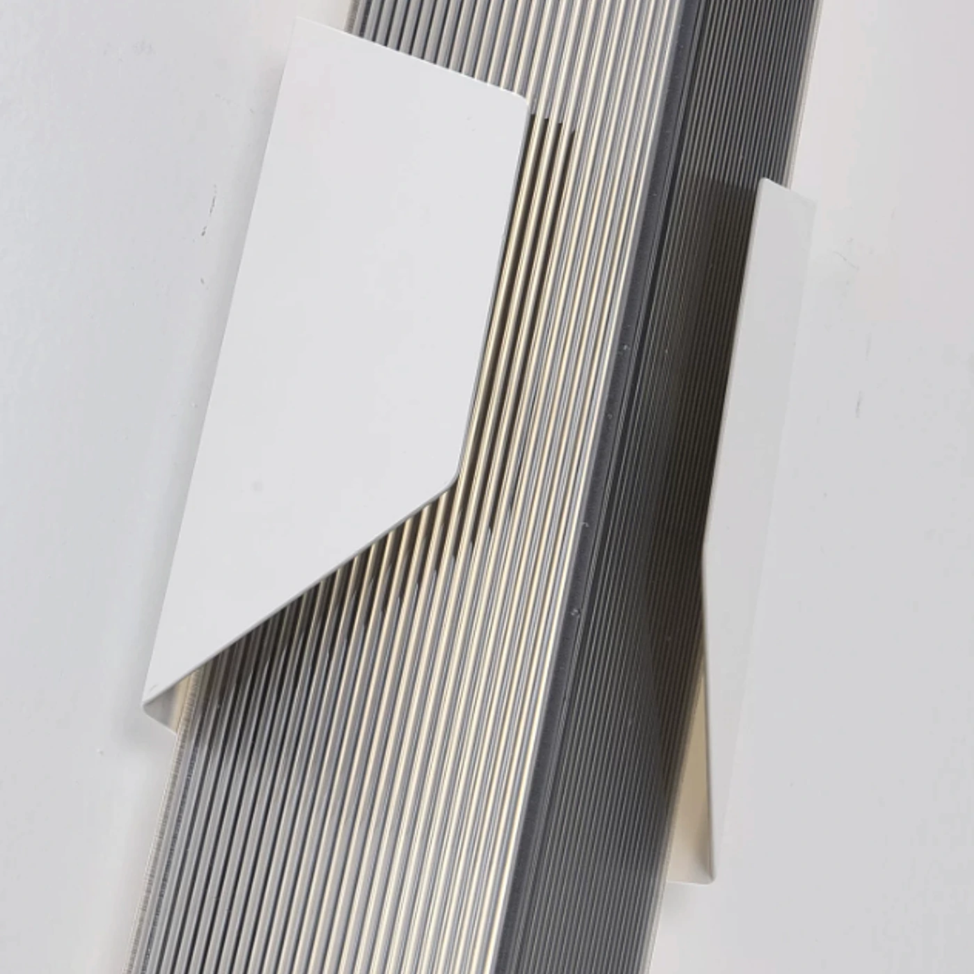 White mount detail