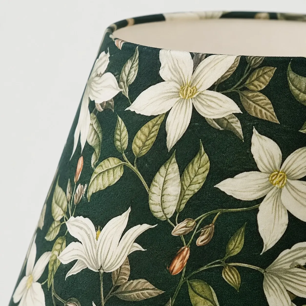 Detail van glanzende groene keramische lampvoet