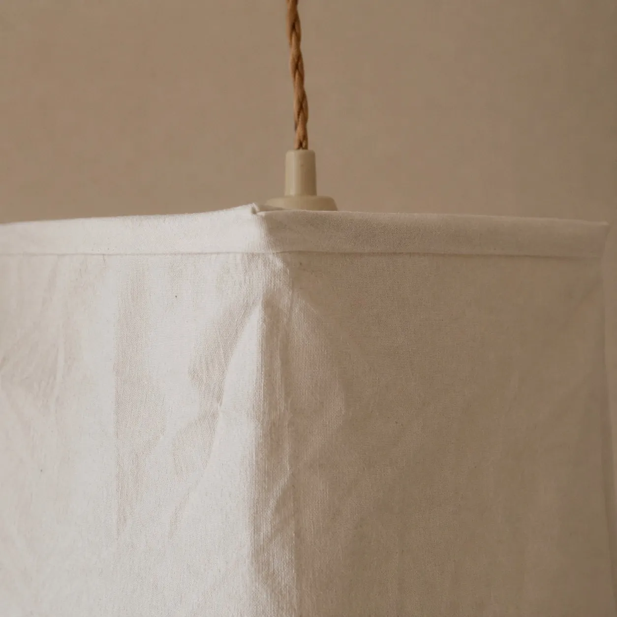 Close view of the cord and upper shade seam